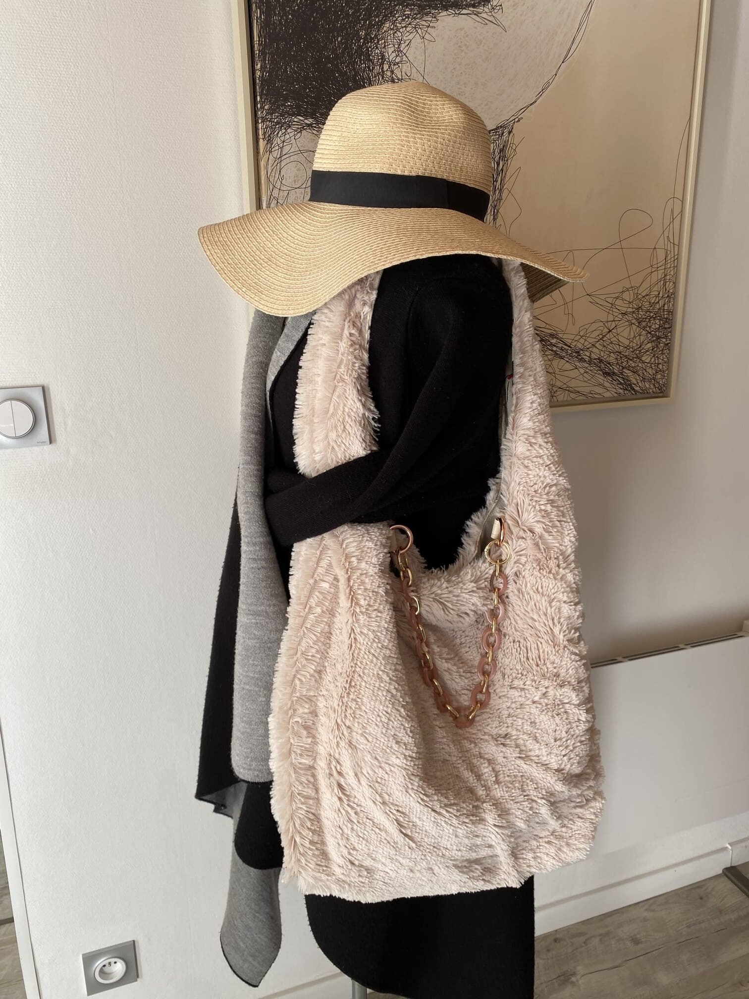 ENSEMBLE SAC DEMI LUNE FAUSSE FOURRURE CREME ET SON PORTE MONNAIE