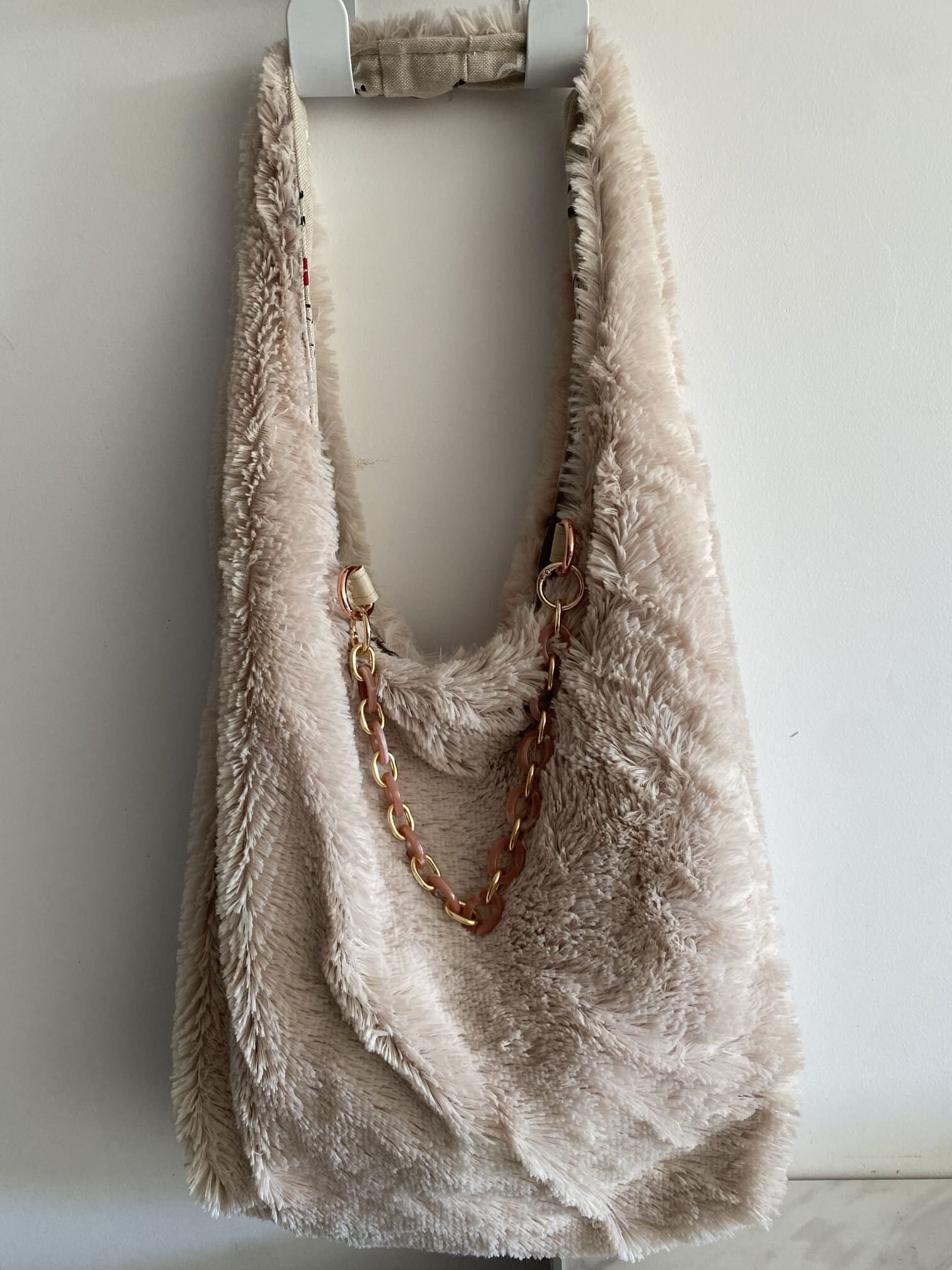ENSEMBLE SAC DEMI LUNE FAUSSE FOURRURE CREME ET SON PORTE MONNAIE