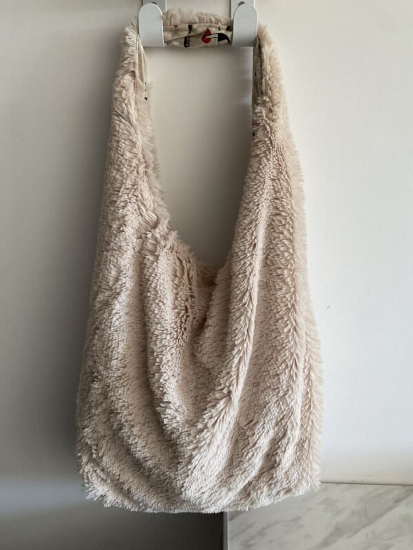 ENSEMBLE SAC DEMI LUNE FAUSSE FOURRURE CREME ET SON PORTE MONNAIE