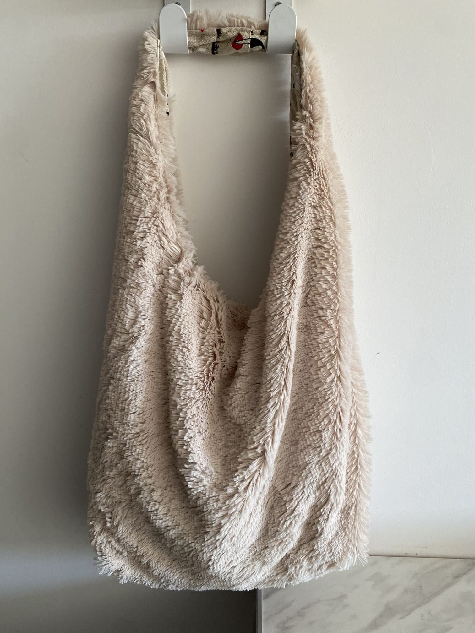 ENSEMBLE SAC DEMI LUNE FAUSSE FOURRURE CREME ET SON PORTE MONNAIE