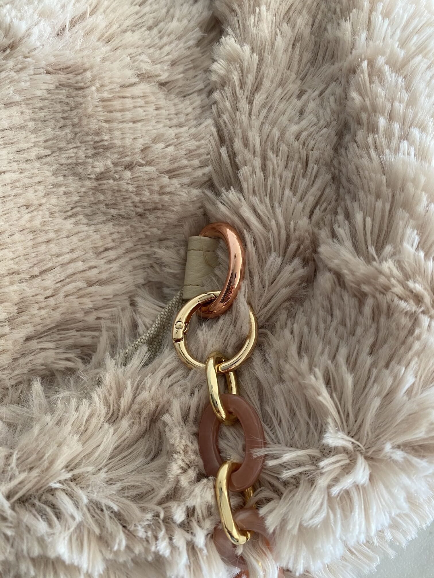 ENSEMBLE SAC DEMI LUNE FAUSSE FOURRURE CREME ET SON PORTE MONNAIE