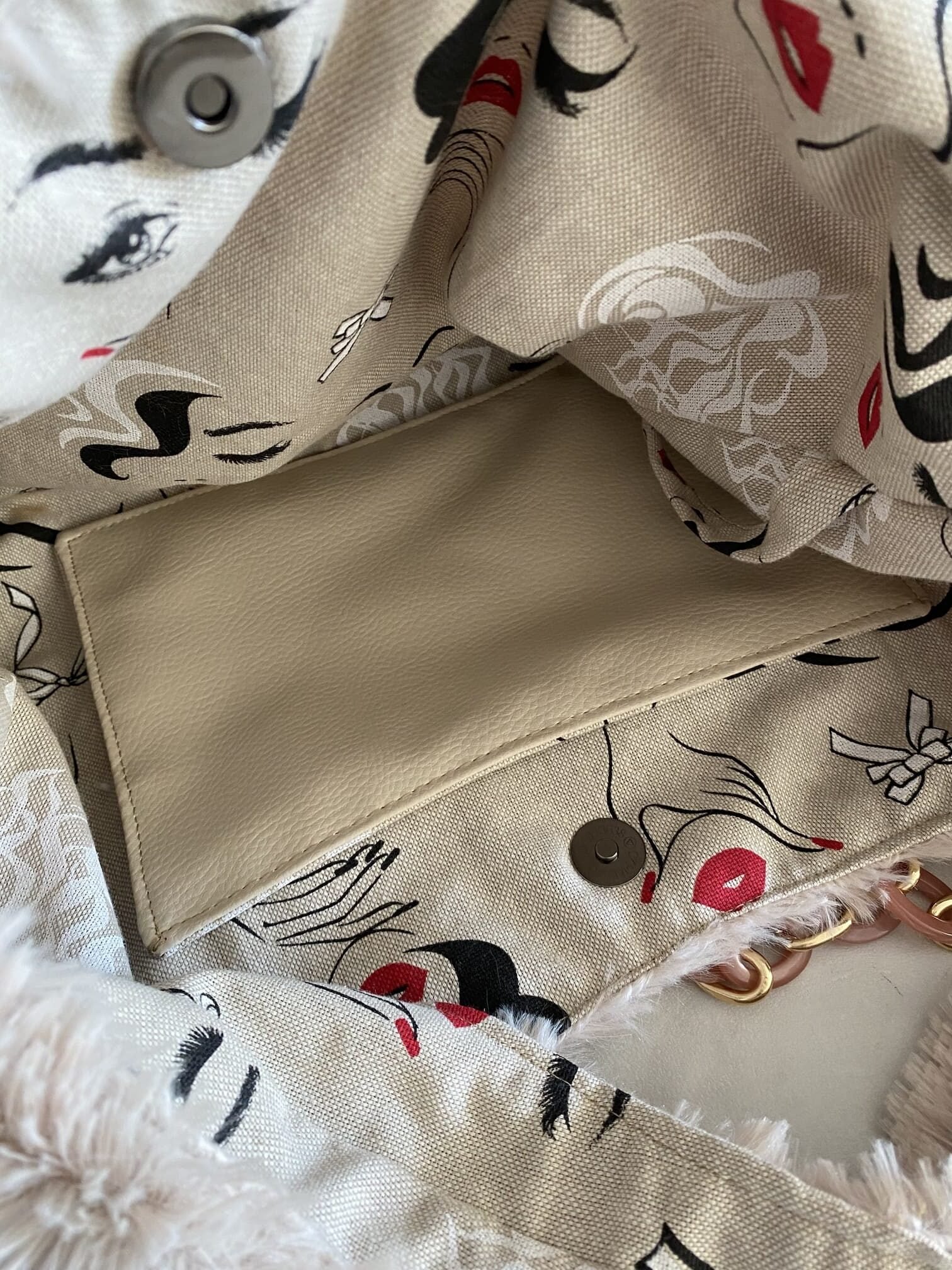ENSEMBLE SAC DEMI LUNE FAUSSE FOURRURE CREME ET SON PORTE MONNAIE