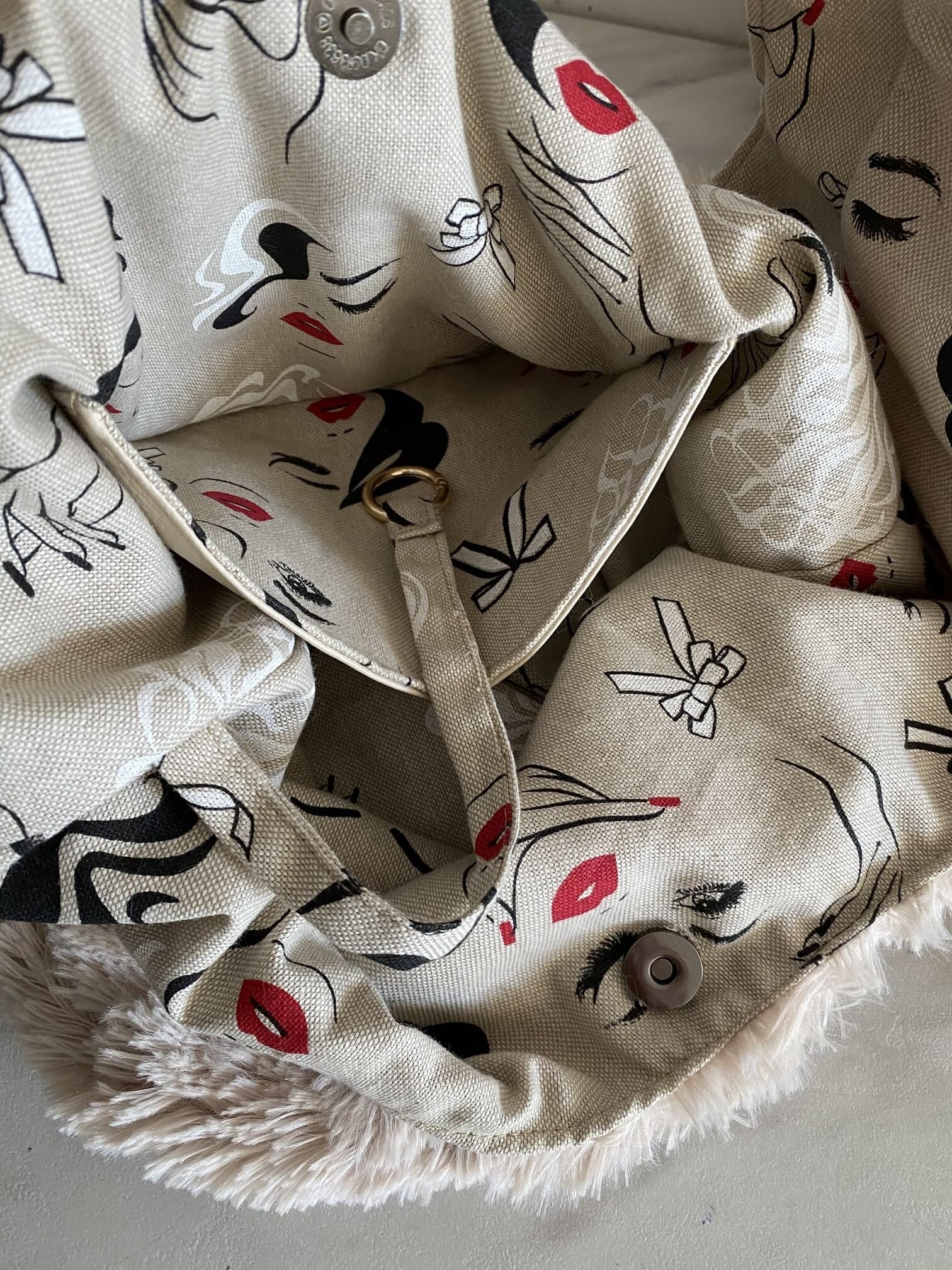 ENSEMBLE SAC DEMI LUNE FAUSSE FOURRURE CREME ET SON PORTE MONNAIE