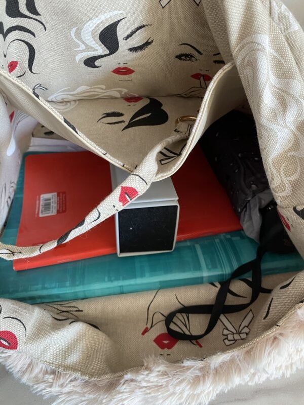 ENSEMBLE SAC DEMI LUNE FAUSSE FOURRURE CREME ET SON PORTE MONNAIE