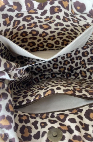 SAC MODELE CORINNE FOURRURE BEIGE ET DOUBLURE LEOPARD