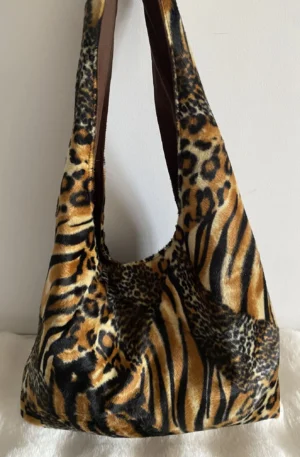 SAC DEMI LUNE JUNGLE FOURRURE