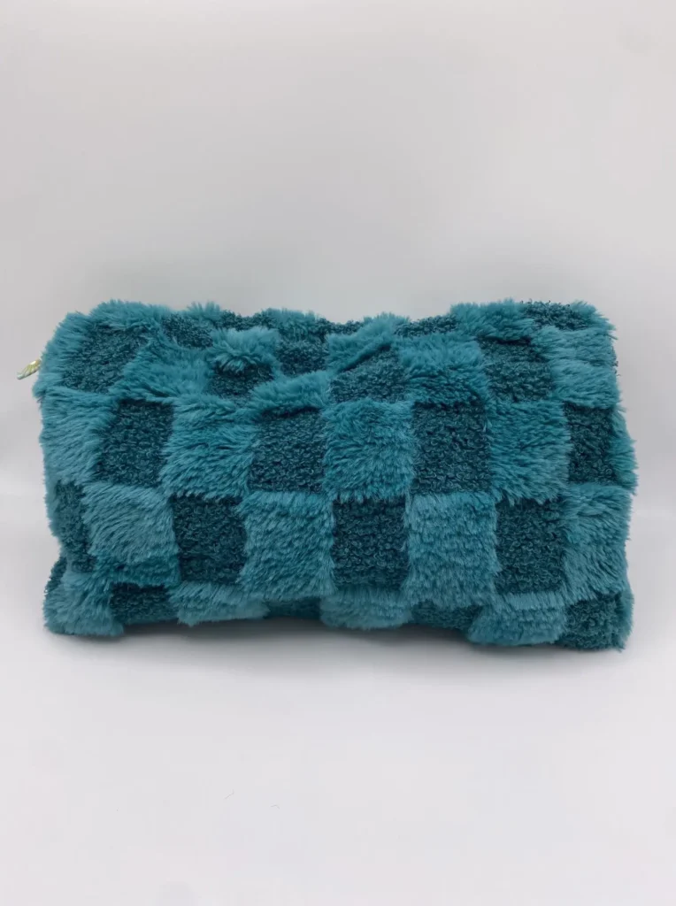 MODELE POCHON FOURRURE TURQUOISE