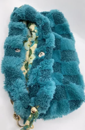 MODELE POCHON FOURRURE TURQUOISE