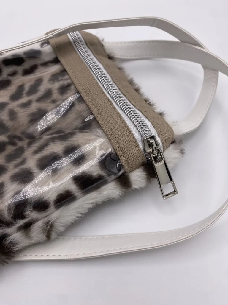 Pochette téléphone fausse fourrure panthère des neiges