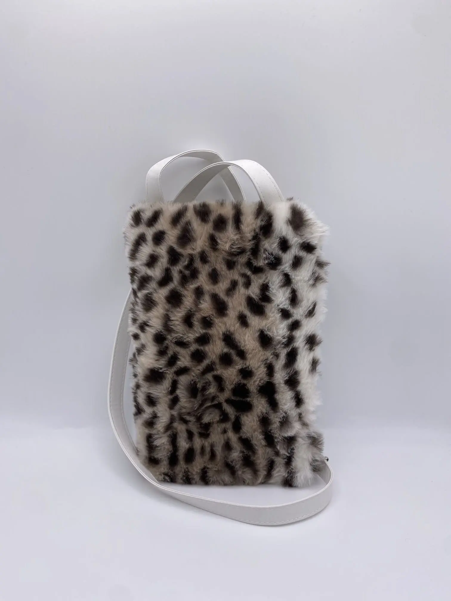 Pochette téléphone fausse fourrure panthère des neiges