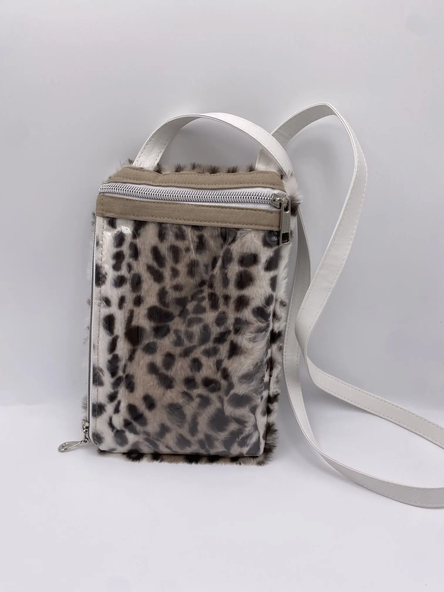 Pochette téléphone fausse fourrure panthère des neiges