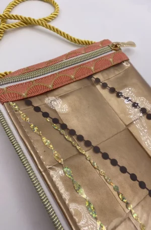 Pochette téléphone simili carré doré