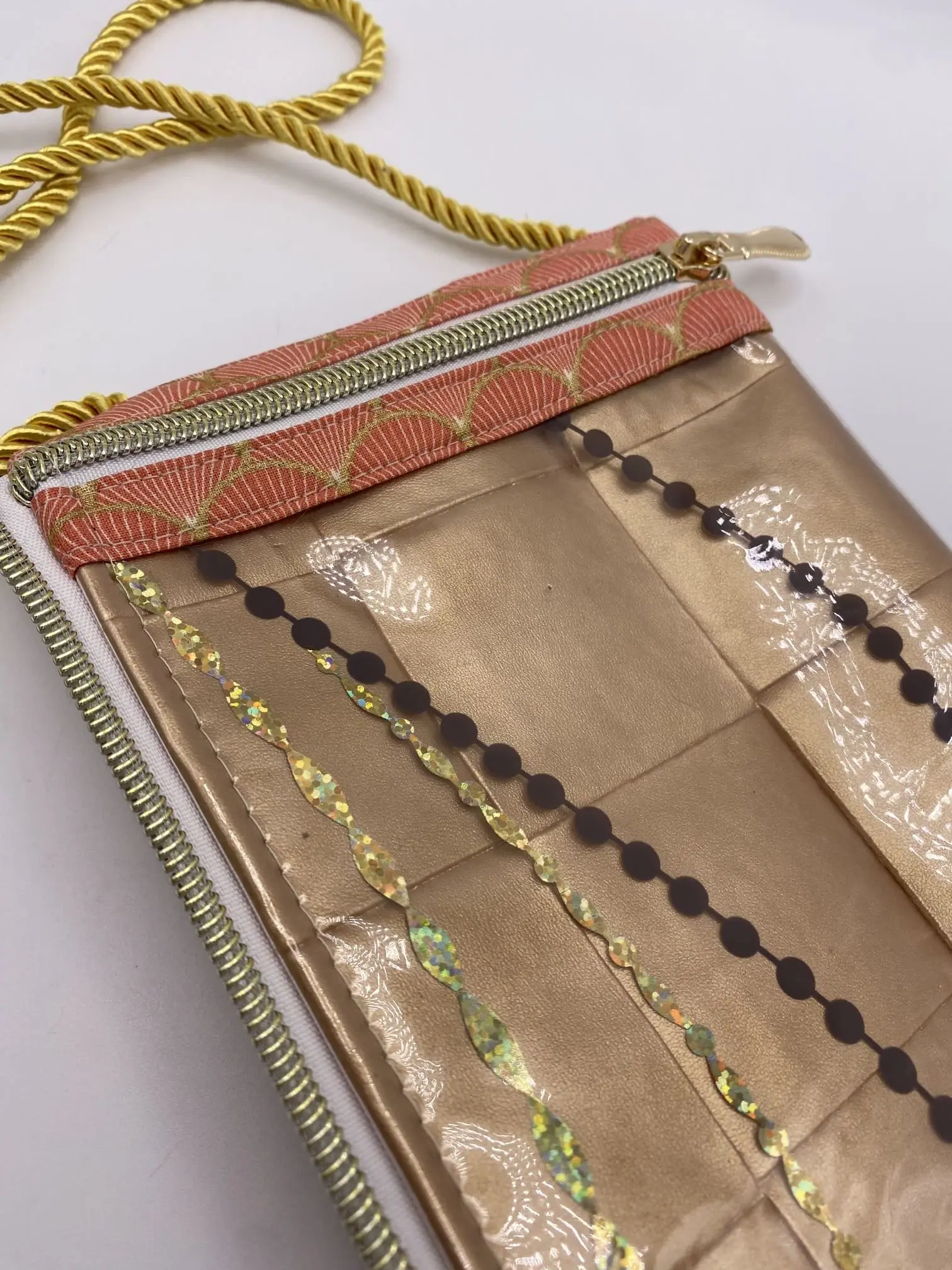 Pochette téléphone simili carré doré