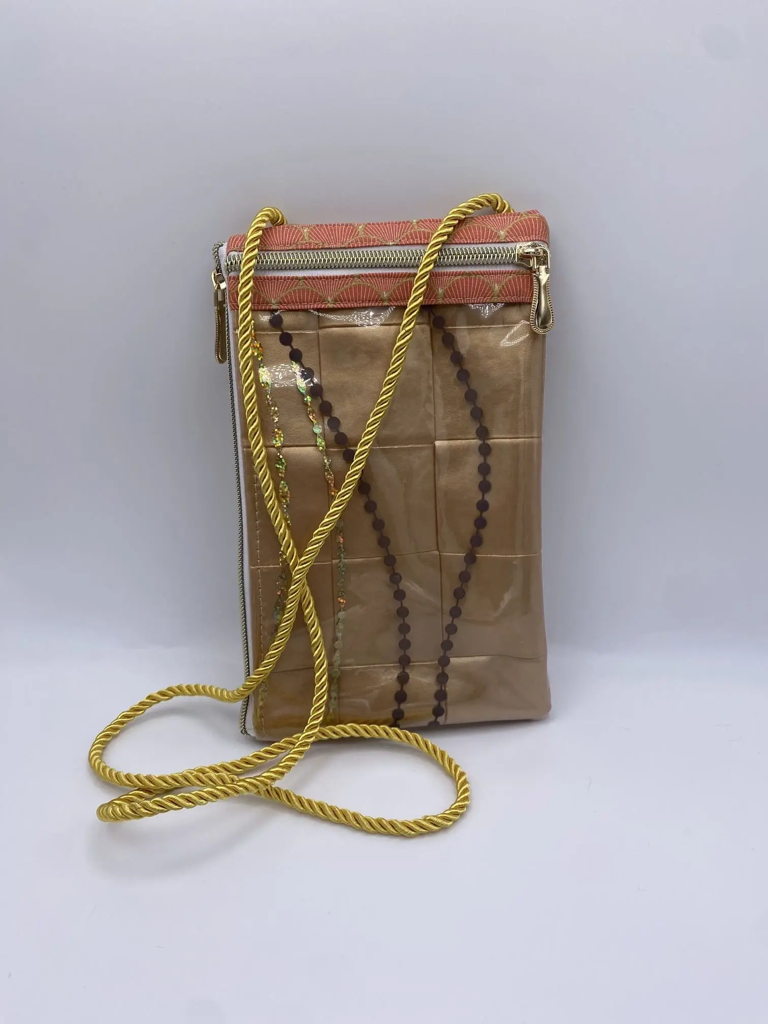 Pochette téléphone simili carré doré