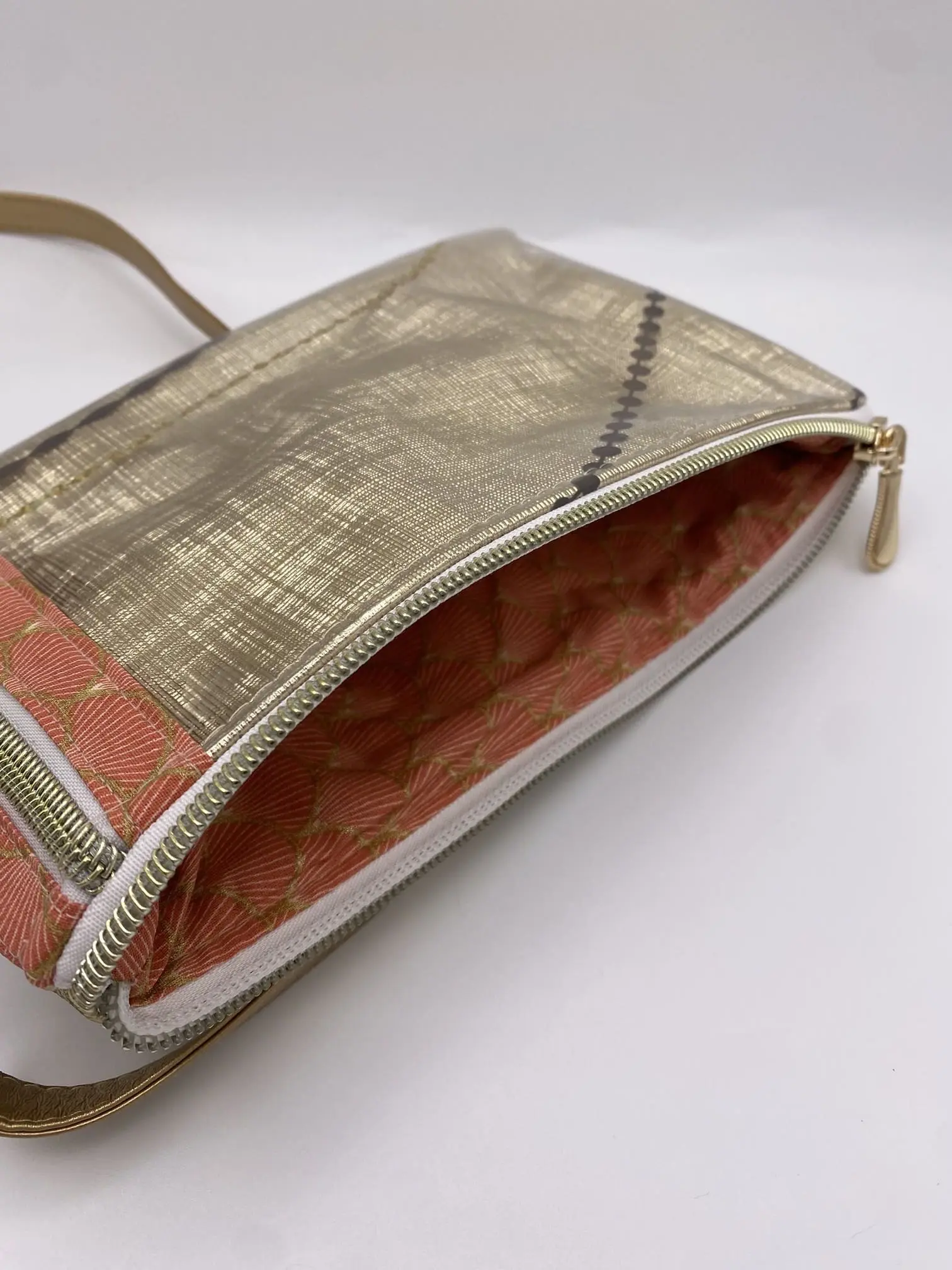 Pochette téléphone simili graphique doré