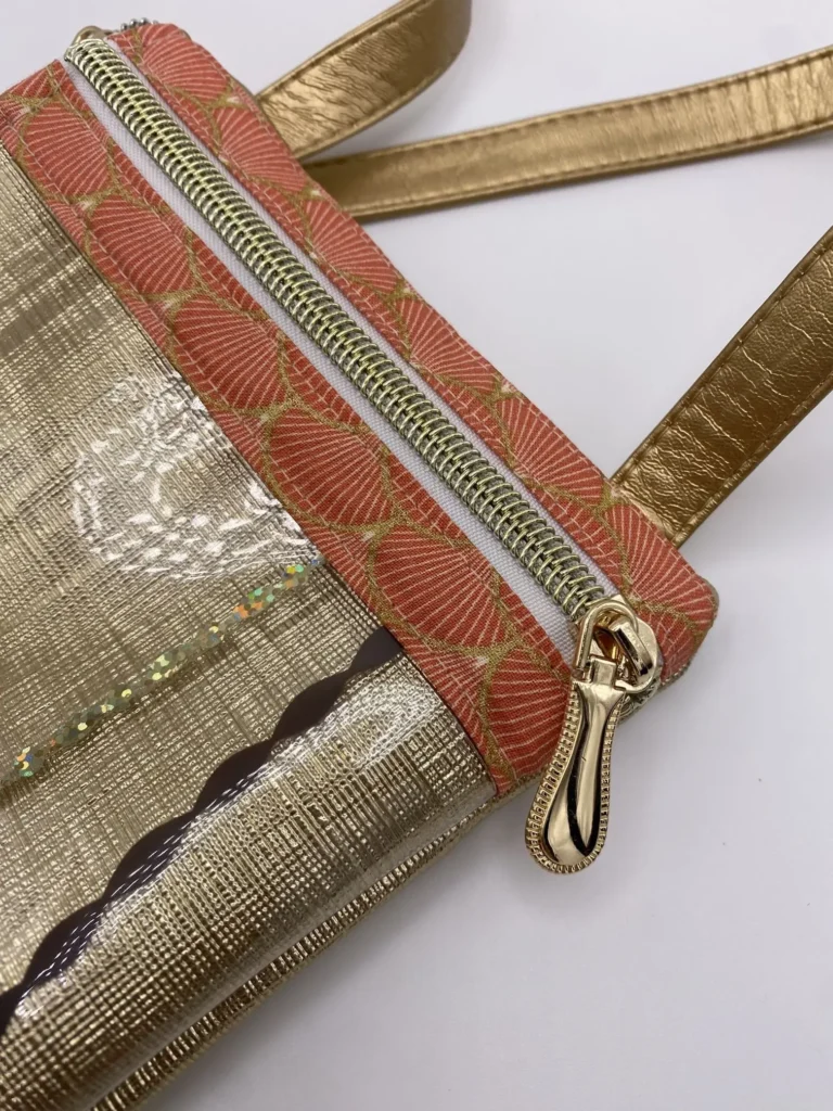 Pochette téléphone simili graphique doré