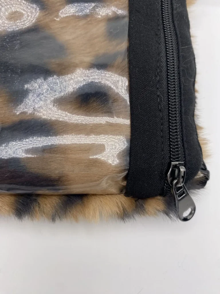 Pochette téléphone fausse fourrure noire et marron