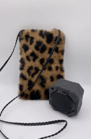 Pochette téléphone fausse fourrure noire et marron