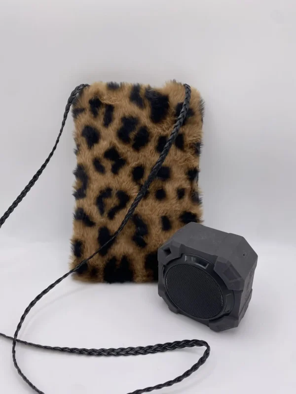 Pochette téléphone fausse fourrure noire et marron