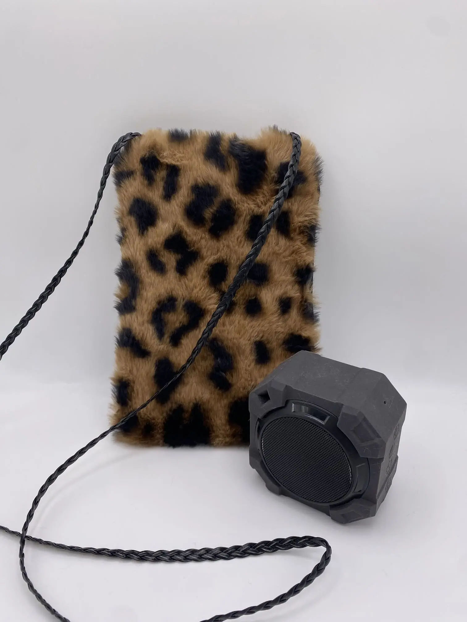 Pochette téléphone fausse fourrure noire et marron