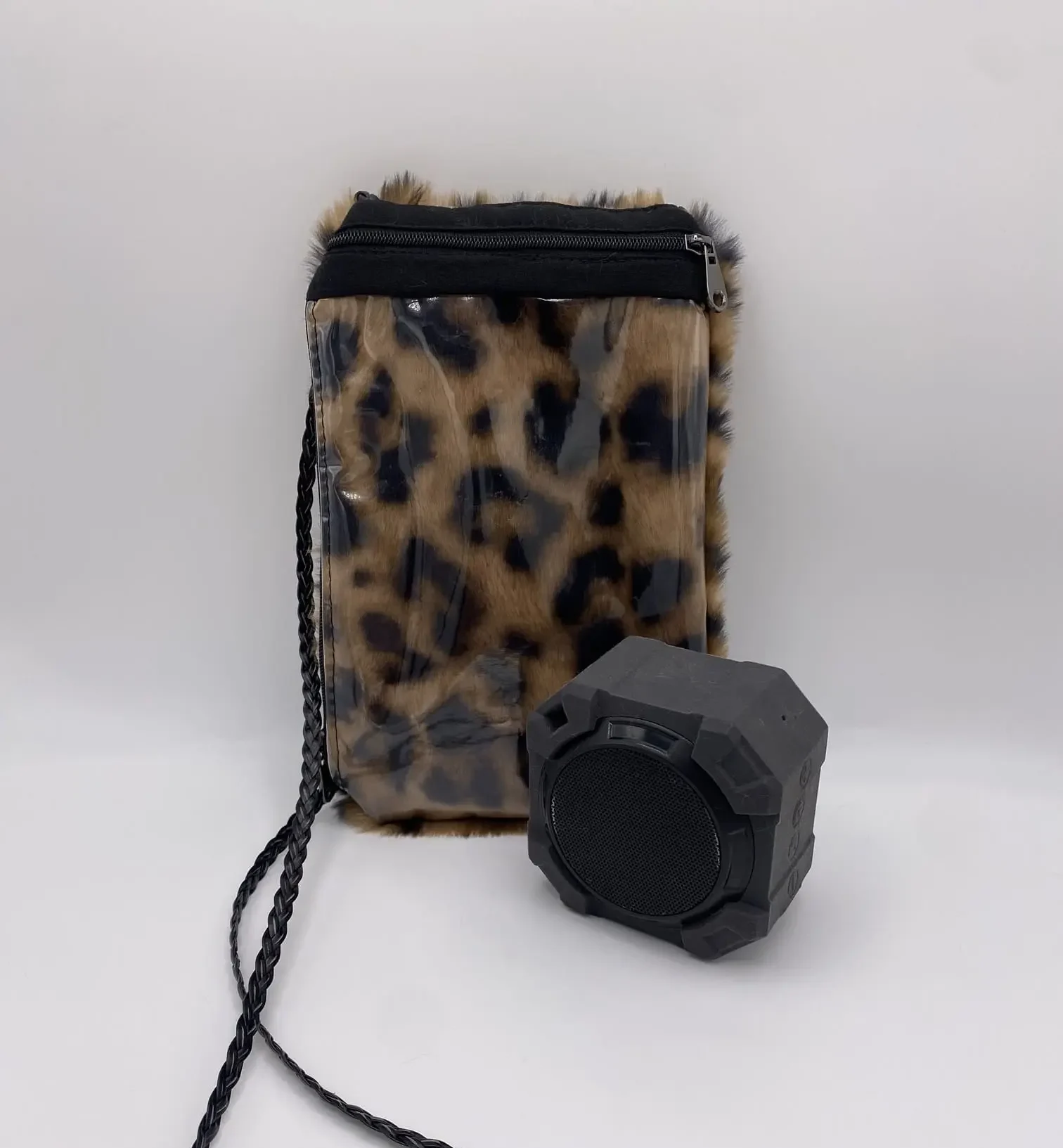 Pochette téléphone fausse fourrure noire et marron