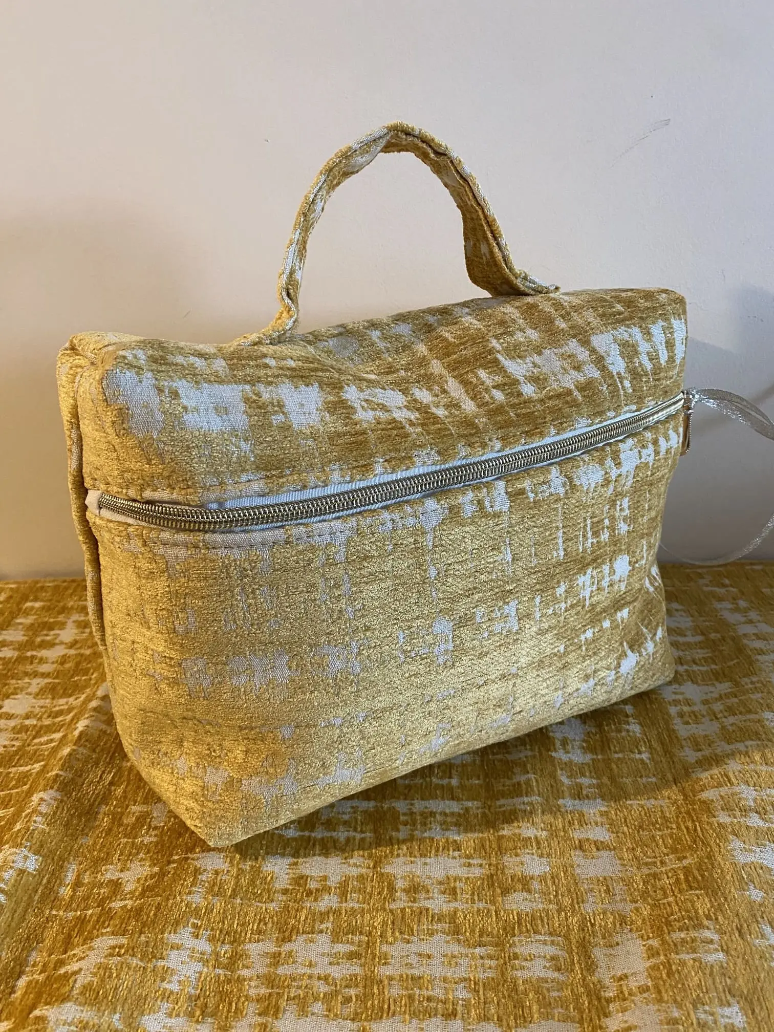 TROUSSE VANITY JAUNE DORÉ DOUBLURE ETOILES