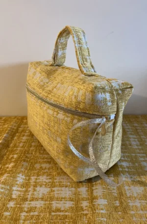 TROUSSE VANITY JAUNE DORÉ DOUBLURE ETOILES
