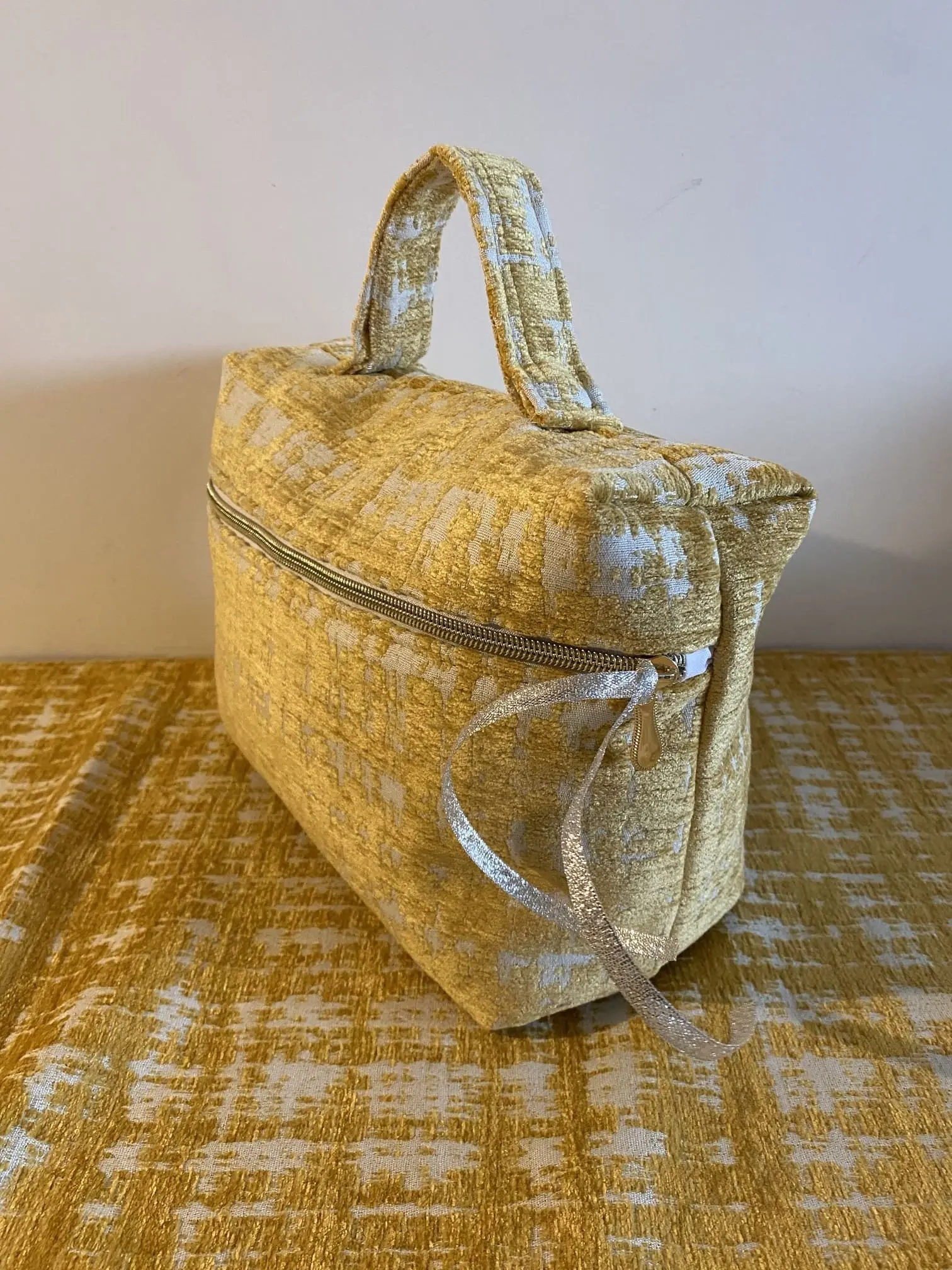 TROUSSE VANITY JAUNE DORÉ DOUBLURE ETOILES