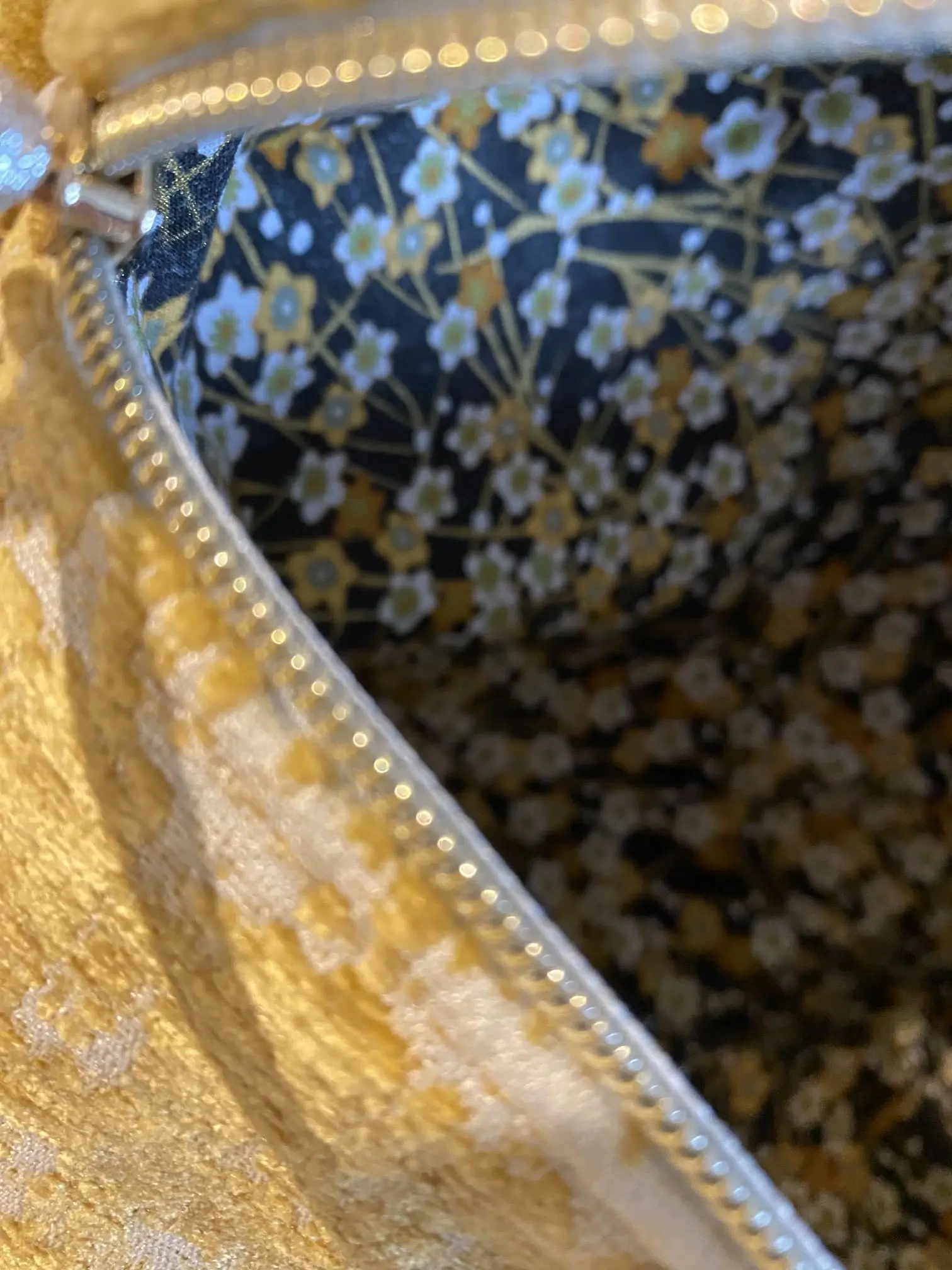 TROUSSE VANITY JAUNE DORÉ DOUBLURE ETOILES