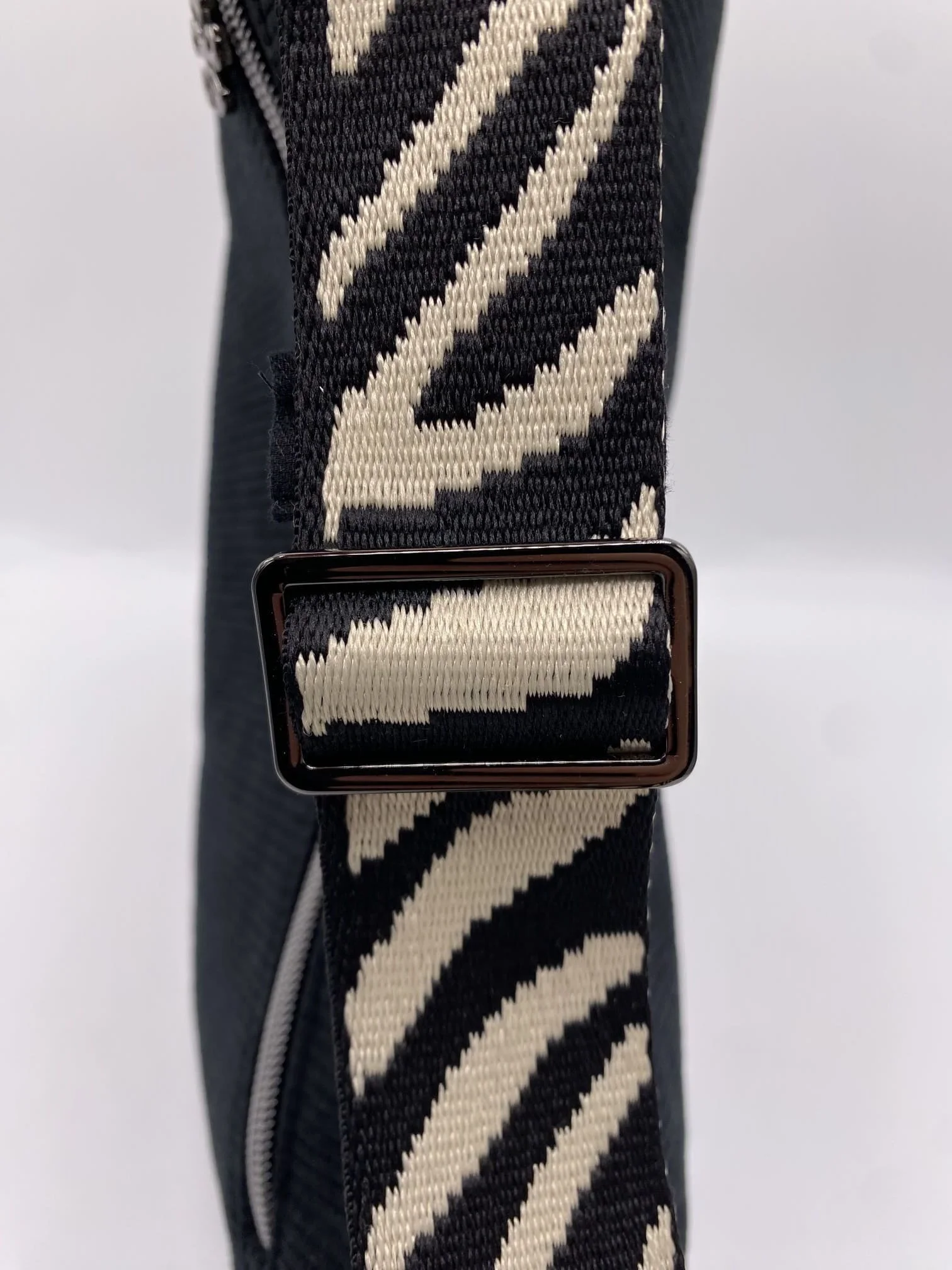 SAC DEMI LUNE VELOURS NOIRE MODELE MIEL