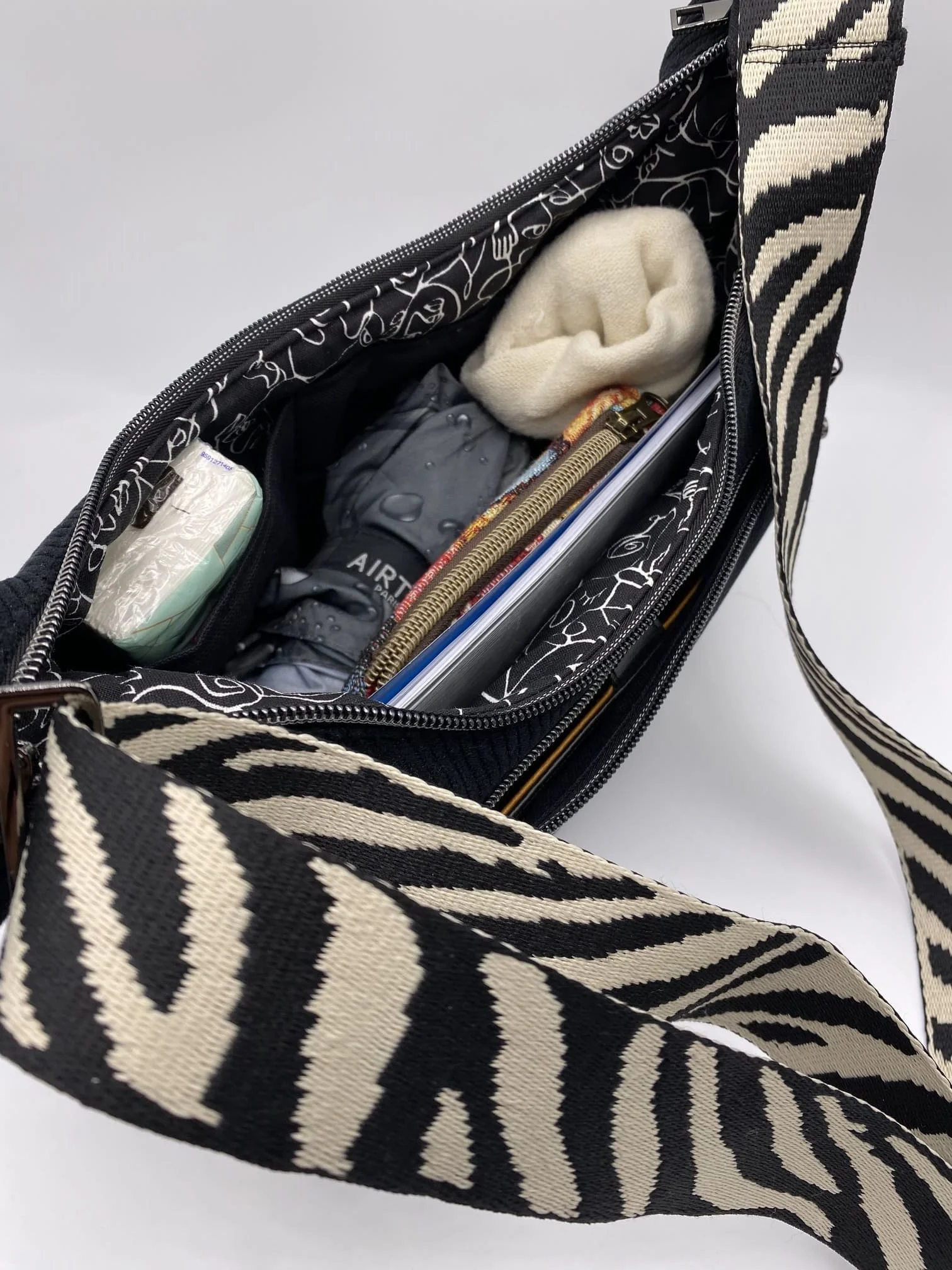 SAC DEMI LUNE VELOURS NOIRE MODELE MIEL