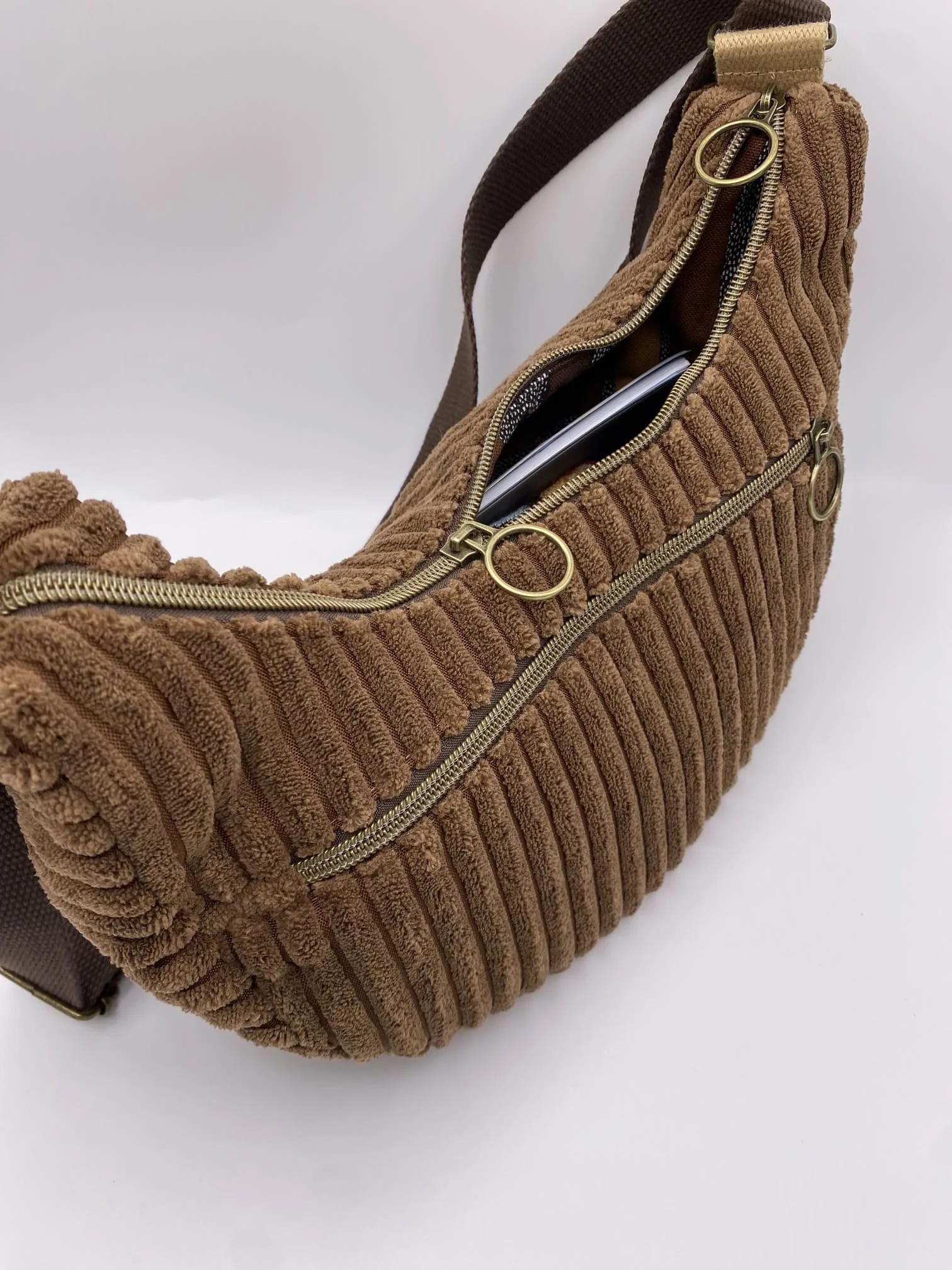 SAC DEMI LUNE MIEL VELOURS MARRON