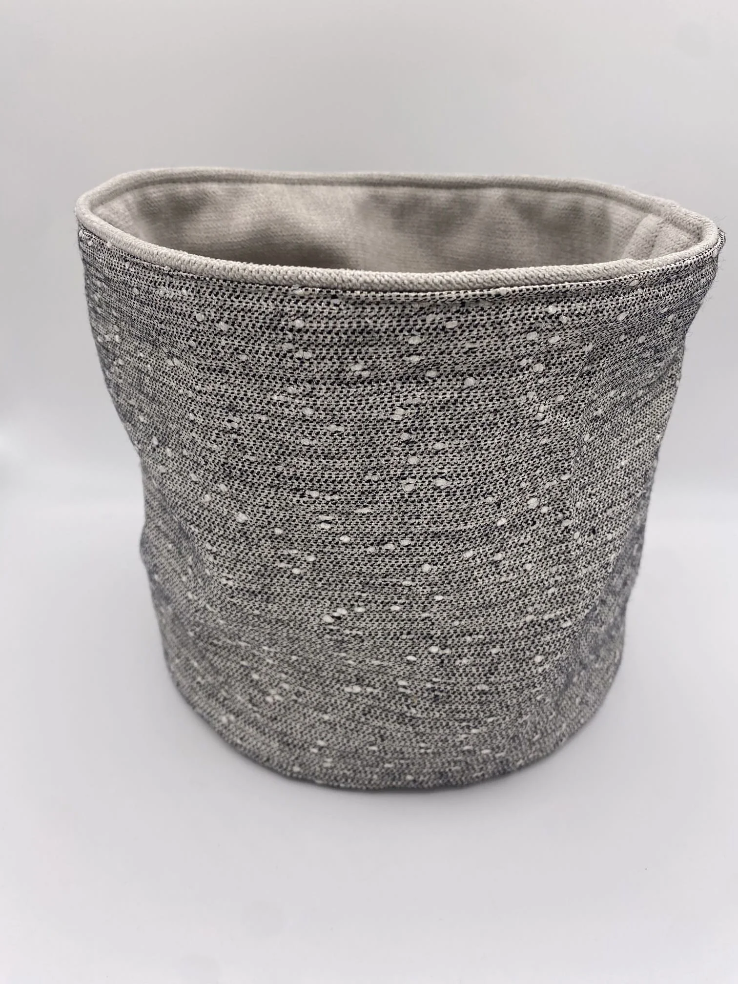 PANIERE TISSU D AMEUBLEMENT GRIS SCINTILLANT ET TISSU AMEUBLEMENT UNI GRIS