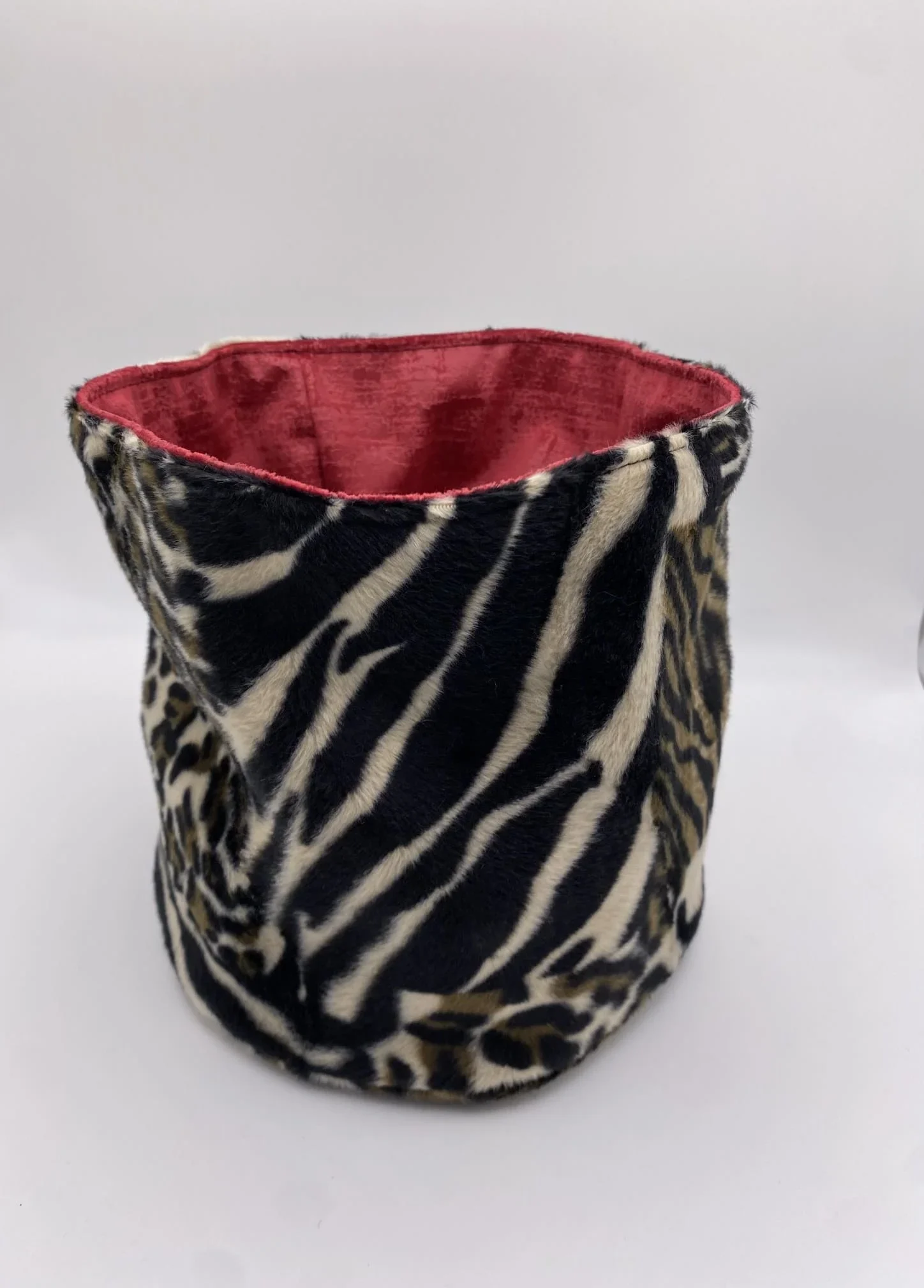 PANIERE TISSU AMEUBLEMENT EFFET SUEDINE ROUGE BORDEAUX ET TISSU IMITATION FOURRURE NOIR ET MARRON