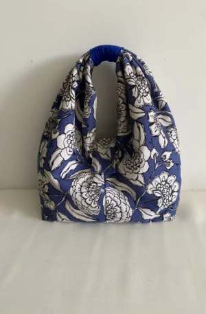 CECILIA FLEURS BLEUES BLANCHES AIMANTEE