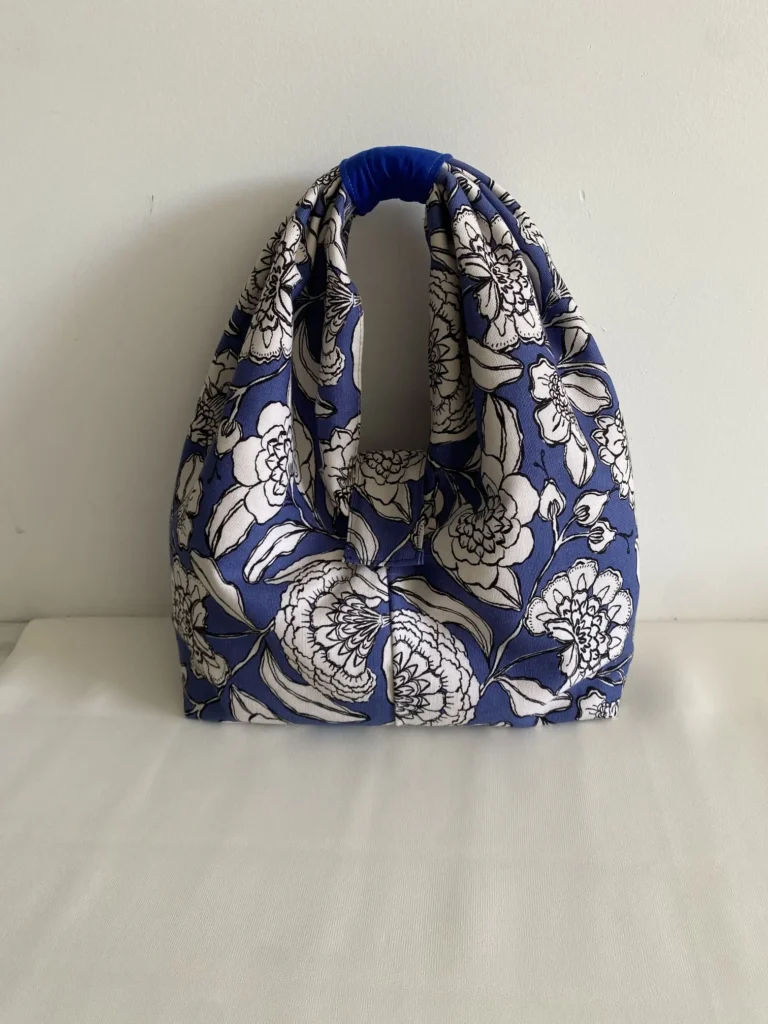 CECILIA FLEURS BLEUES BLANCHES AIMANTEE