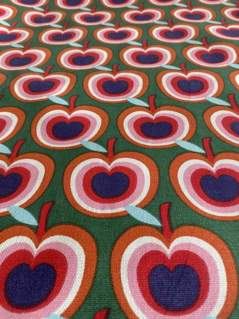 Tissu Toile de Coton Demi Natté Pomme Grann sur fond Vert pomme