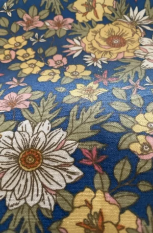 TISSU ENDUIT FLEURS BLEUES BLANCHES ROSES ET JAUNES