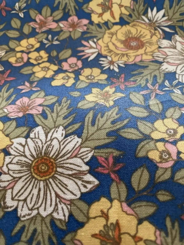 TISSU ENDUIT FLEURS BLEUES BLANCHES ROSES ET JAUNES