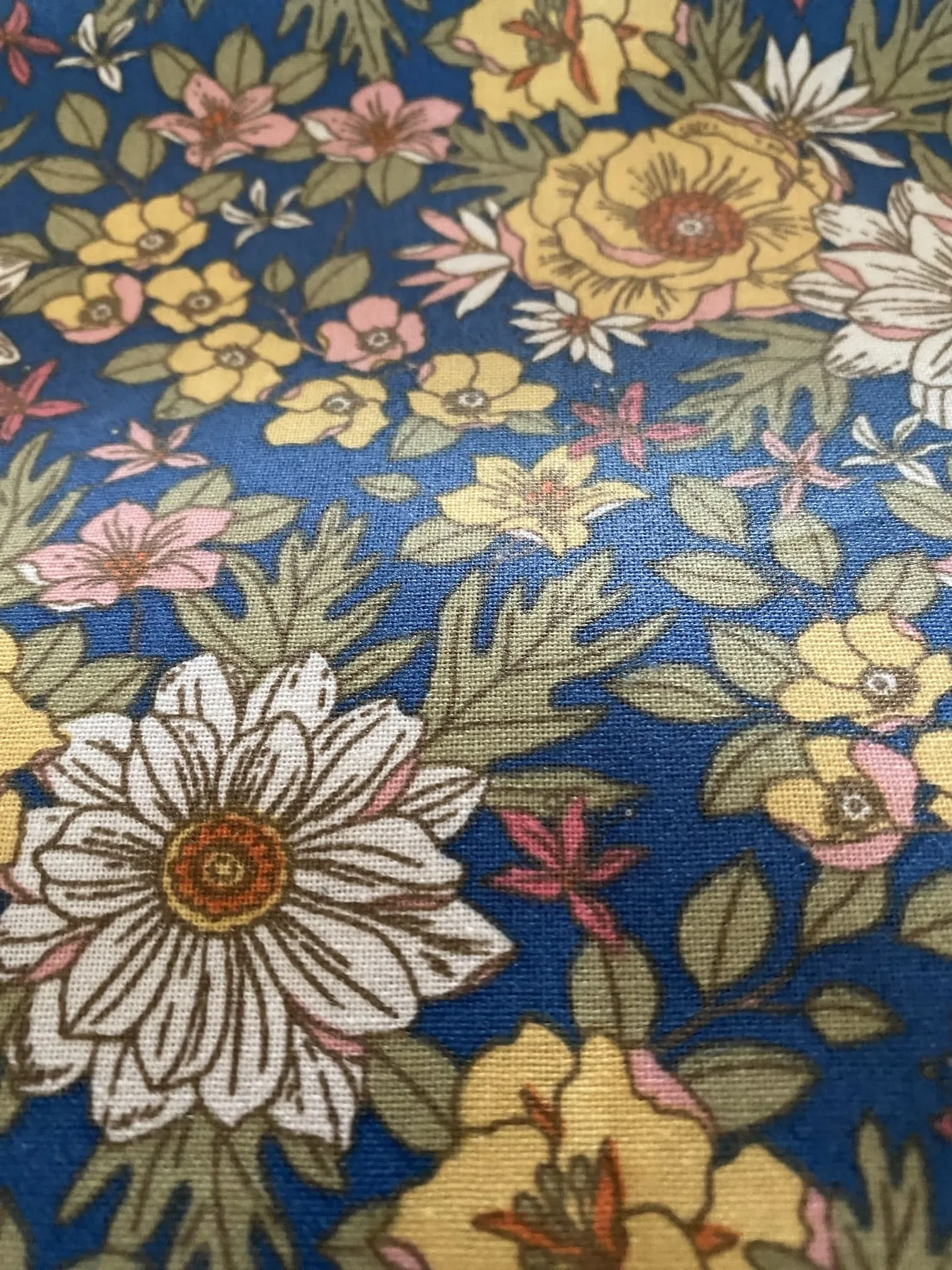 TISSU ENDUIT FLEURS BLEUES BLANCHES ROSES ET JAUNES