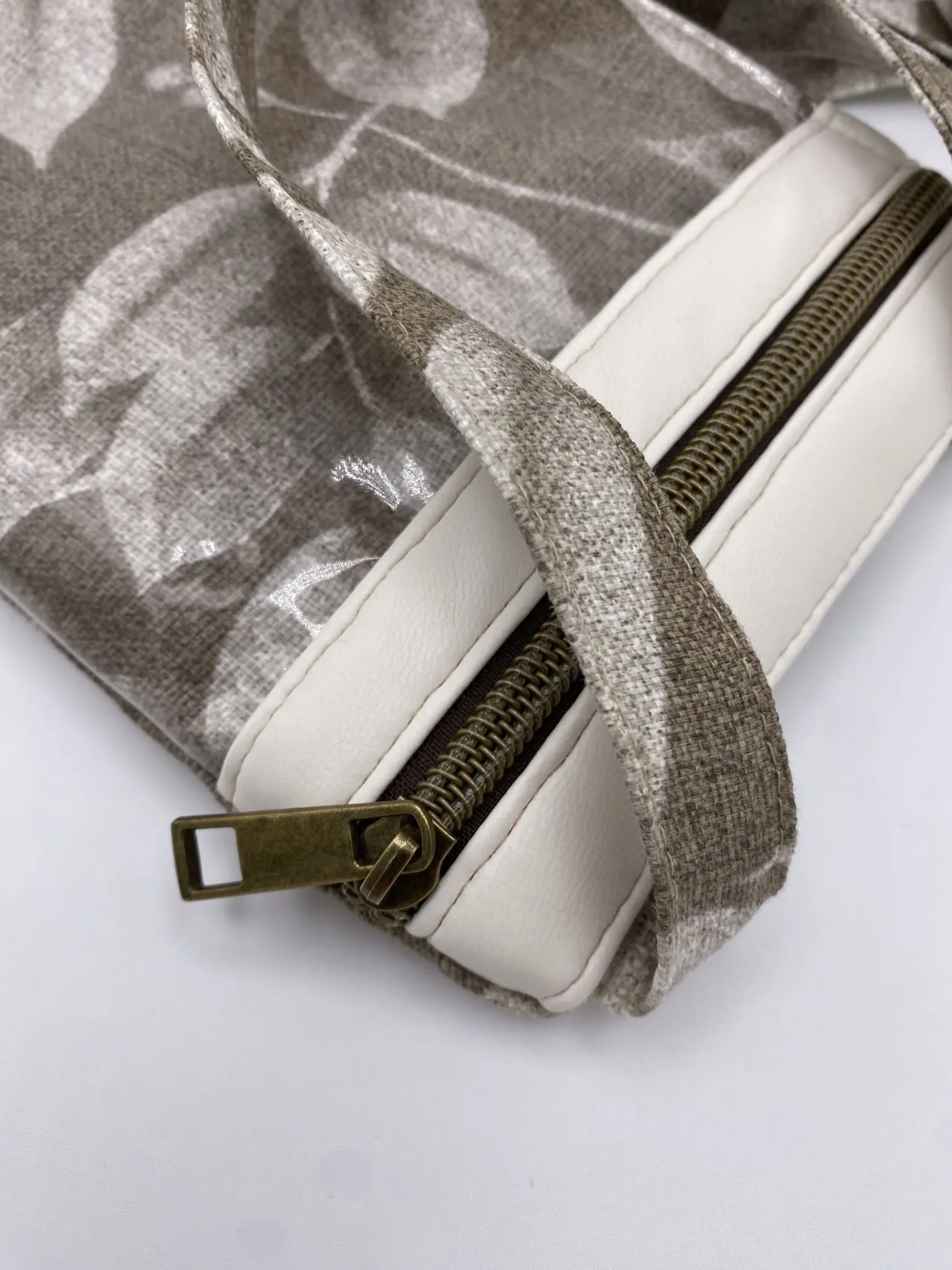 POCHETTE TELEPHONE FEUILLES TAUPE